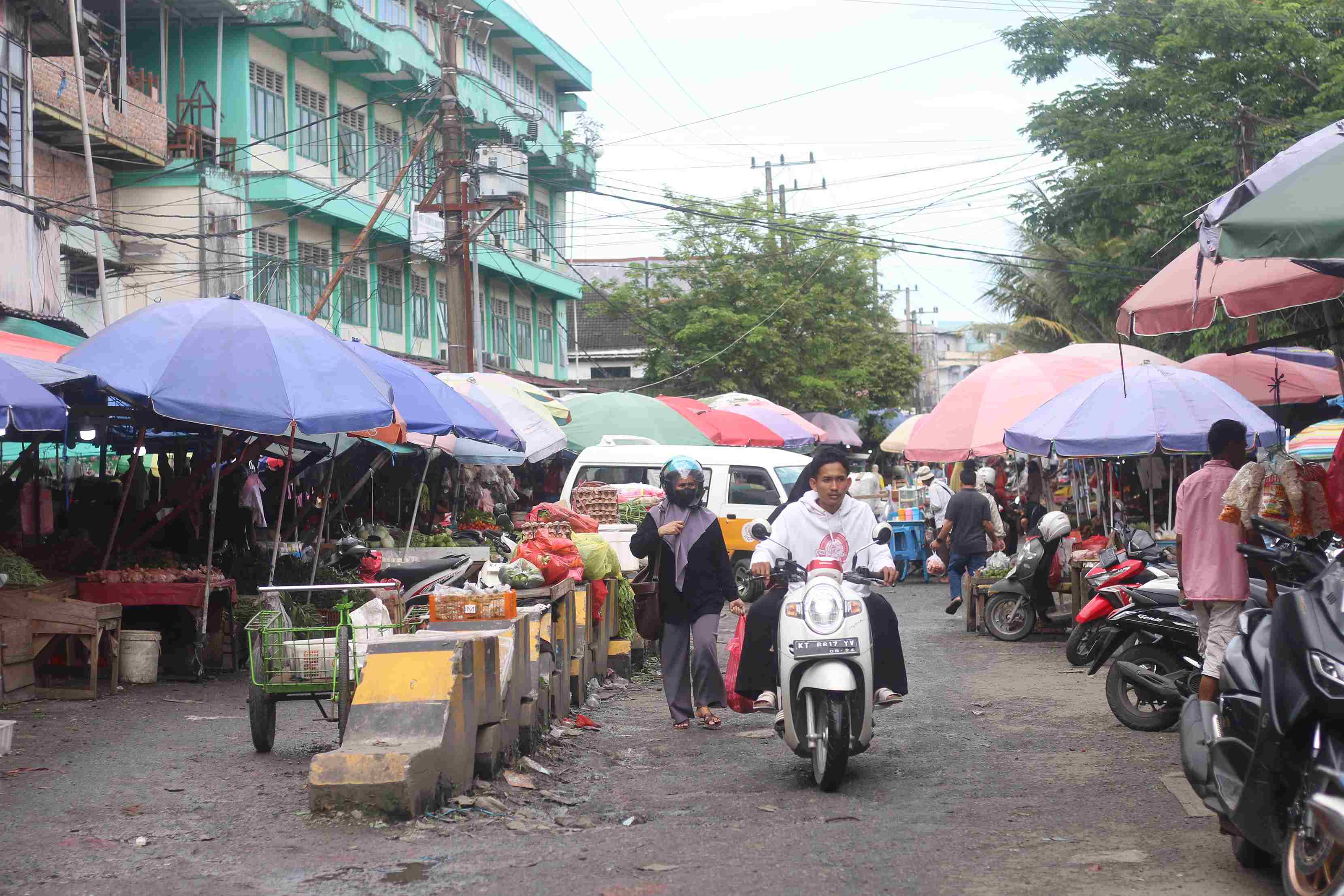 KUMUH: Seluruh PKL yang menempati fasum dan fasos di Pasar Pandansari segera diterbitkan pada 23 Juli. (Foto: Anggi/KP)