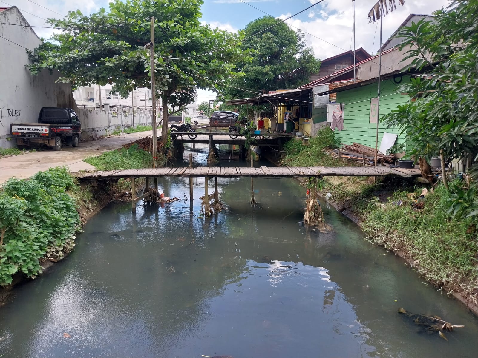 KERUK: Alat berat dari Dinas PUPR Pera Kaltim masih menormalisasi Sungai Karang Asam Kecil di sekitaran Jalan Wijaya Kusuma 9, Kelurahan Air Putih, Jumat (5/7).&nbsp; (FOTO: DENNY SAPUTRA/KP)