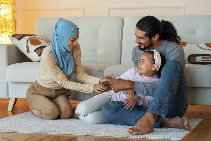 Ilustrasi kedua orangtua yang menghabiskan waktu bersama anak perempuannya untuk memperkuat ikatan dan menciptakan kenangan positif. Hal ini dilakukan agar dapat membangun kembali kepercayaan anak.