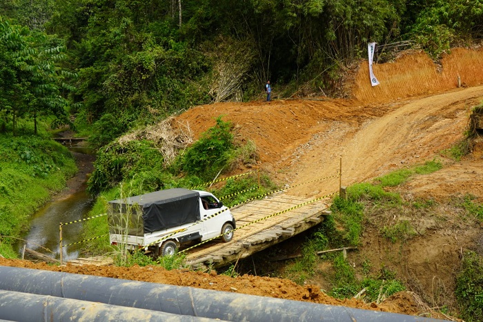 PENYAMBUNG DESA: Pemkab Paser membangun Jembatan Sungai Sangar yang merupakan akses penghubung ke desa desa terisolir di Kecamatan Long Kali, momen Groundbreaking oleh Bupati Paser.