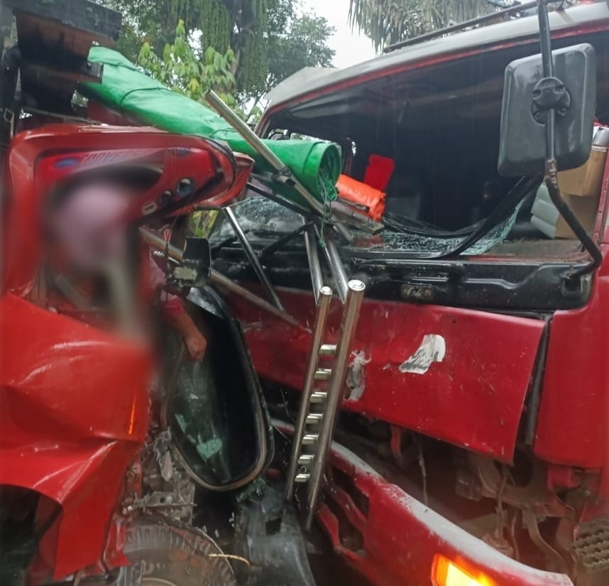 MENYALIP: Dua truk berkelir merah saling bertumbukan di kawasan Jalan Poros Samarinda-Balikpapan, tepatnya di kilometer 51, Minggu (7/7) pagi. Insiden ini menelan korban jiwa. (FOTO IST)