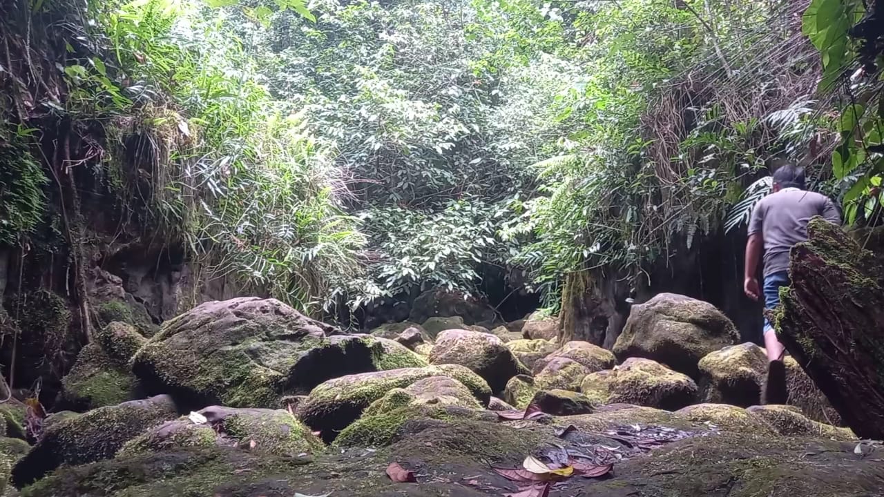 UNIK: Wisatawan saat melakukan susur gua di objek wisata Geronggokng.  (FOTO: K Sunardi)