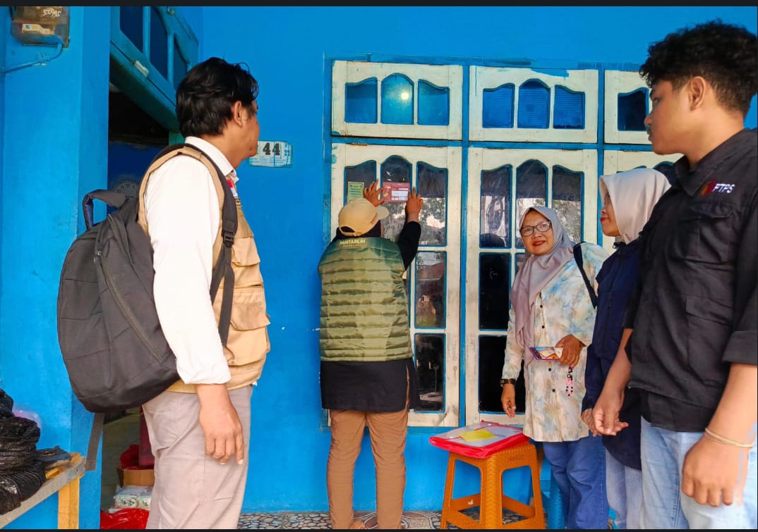DATA VALID: Bawaslu tempuh pengawasan melekat pemutakhiran data pemilih untuk Pilkada se-Kaltim. Di pekan pertama, para pengawas temukan enam kejadian khusus. (Foto: Bawaslu Kaltim)