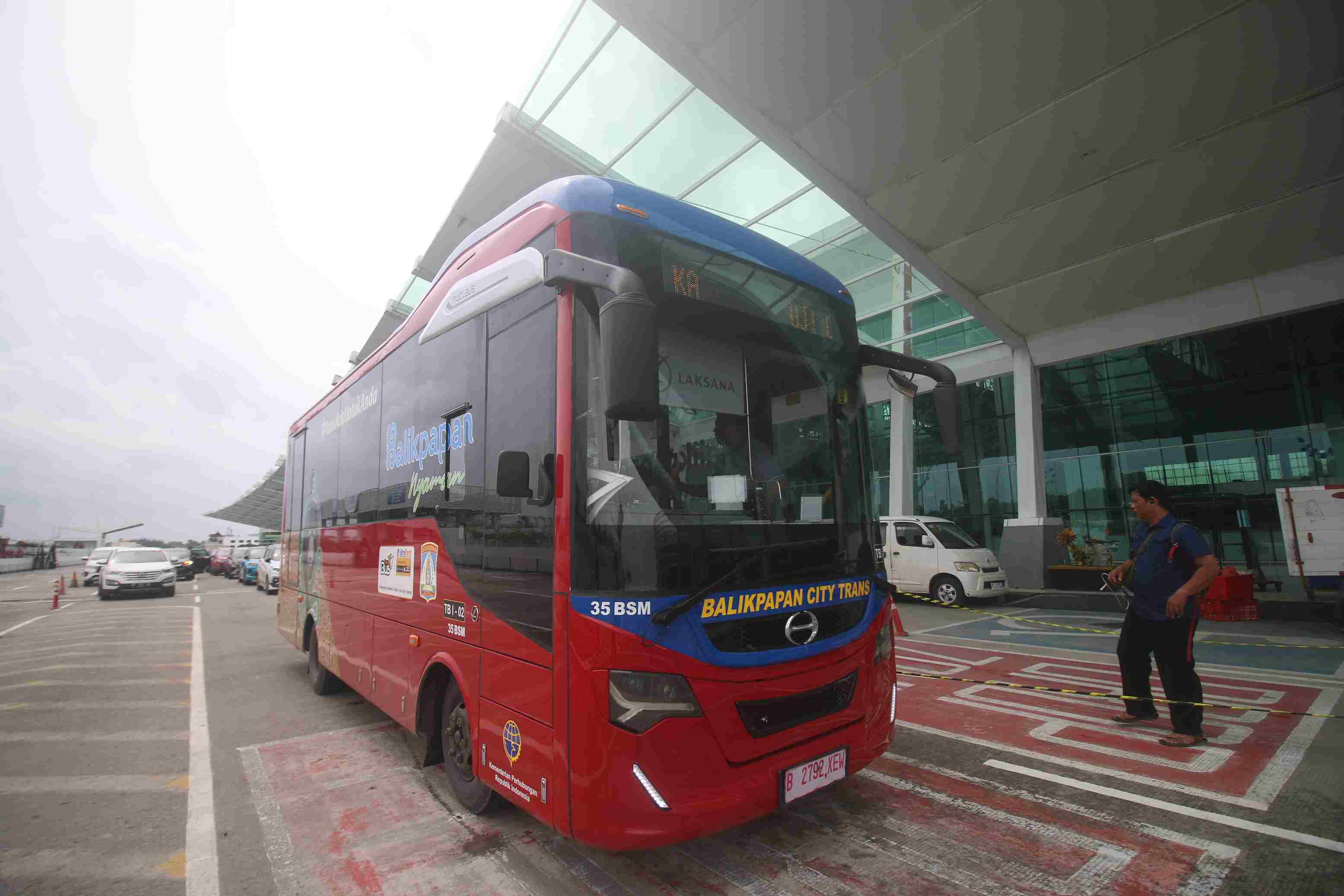 JADI DAYA TARIK BARU : Warga kota Balikpapan bisa menikmati layanan Balikpapan City Trans (BCT) secara cuma-cuma . (Foto: Anggi/KP)