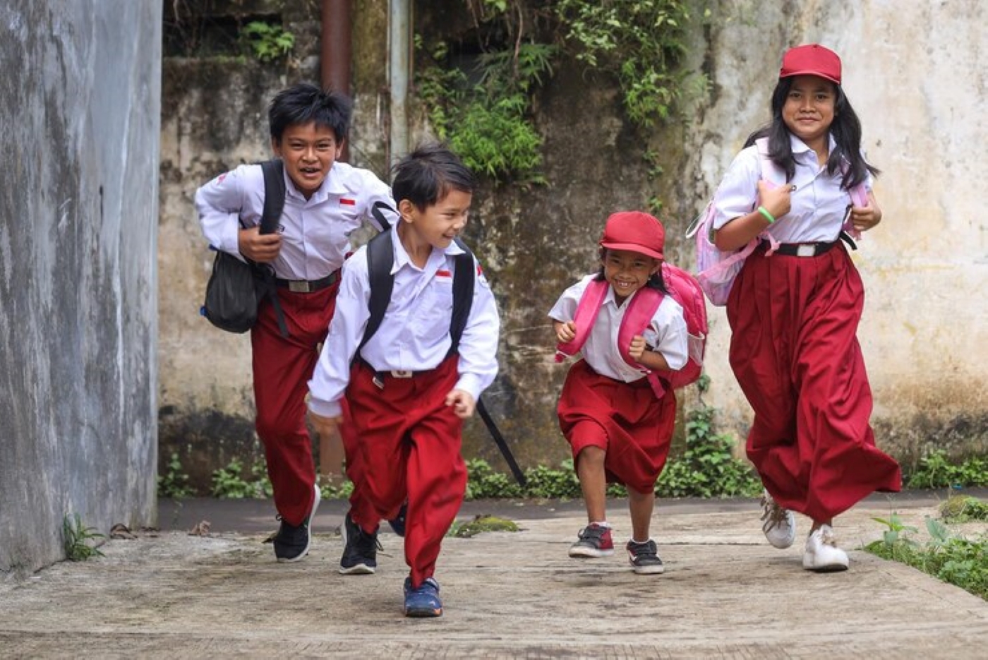 Ilustrasi. Anak sekolah SD percaya diri bersekolah dengan perlengkapan lengkap.