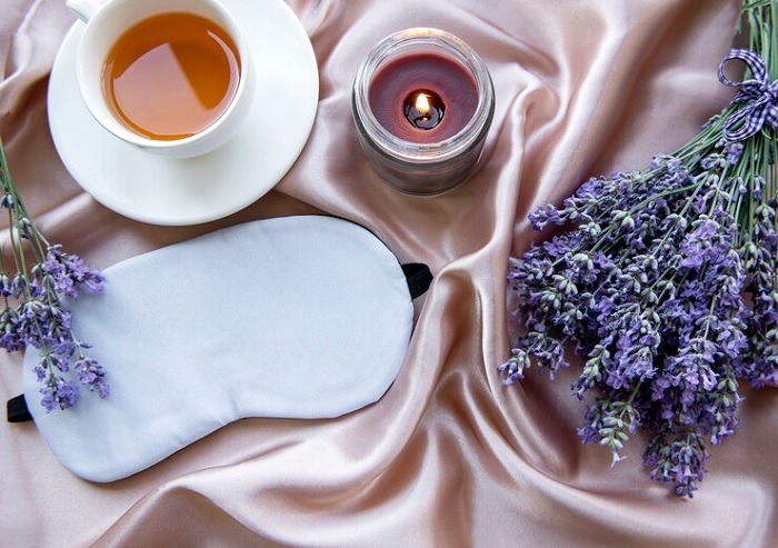 Ilustrasi konsep tidur dengan aromaterapi lavender, penutup mata, teh chamomile yang digunakan untuk membantu menenangkan pikiran dan meningkatkan kualitas tidur.