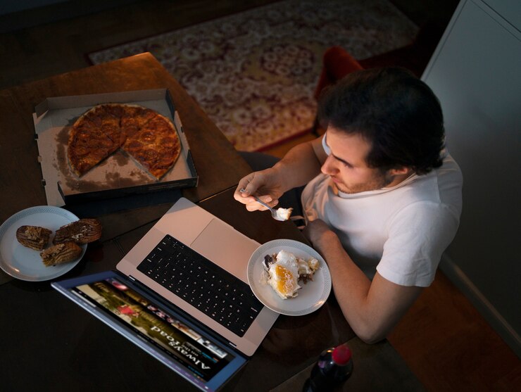 Ilustrasi makan tengah malam. (freepik.com)