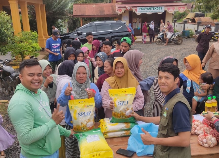 DISERBU WARGA: Operasi Pasar di Desa Tampakan Kecamatan Batu Engau hari ini Senin 8 Juli, disambut antusias masyarakat. (Foto: Bulog for KP)