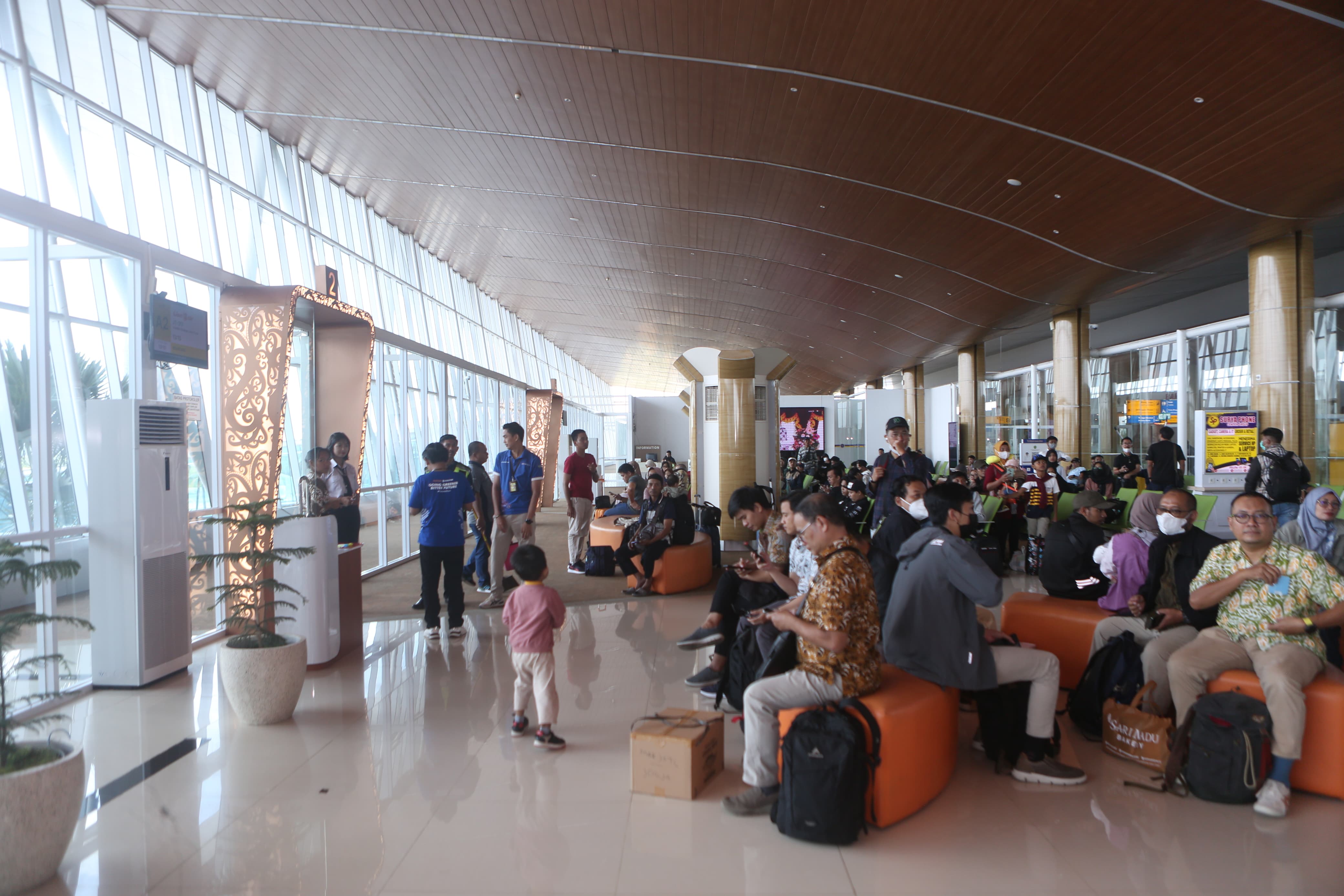 DIKELUHKAN: Pelayanan Bandara APT Pranoto disorot warga Samarinda. Terutama sopir bandara yang sering dianggap melakukan pemaksaan terhadap calon penumpang. (FOTO: RAMA/KP)