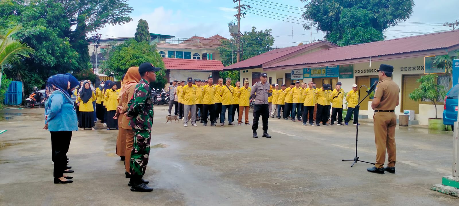 Foto : IST BERSINERGI : Semangat kebersamaan, Lurah Karang Rejo Budi memimpin apel gabungan 87 RT di Kelurahan Karang Rejo, Senin (8/7).