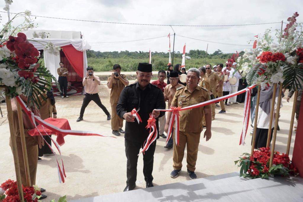 FASILITAS: Bupati Kukar Edi Damansyah meresmikan Kantor Desa Loa Lepu pada 1 Juli lalu.  &nbsp;