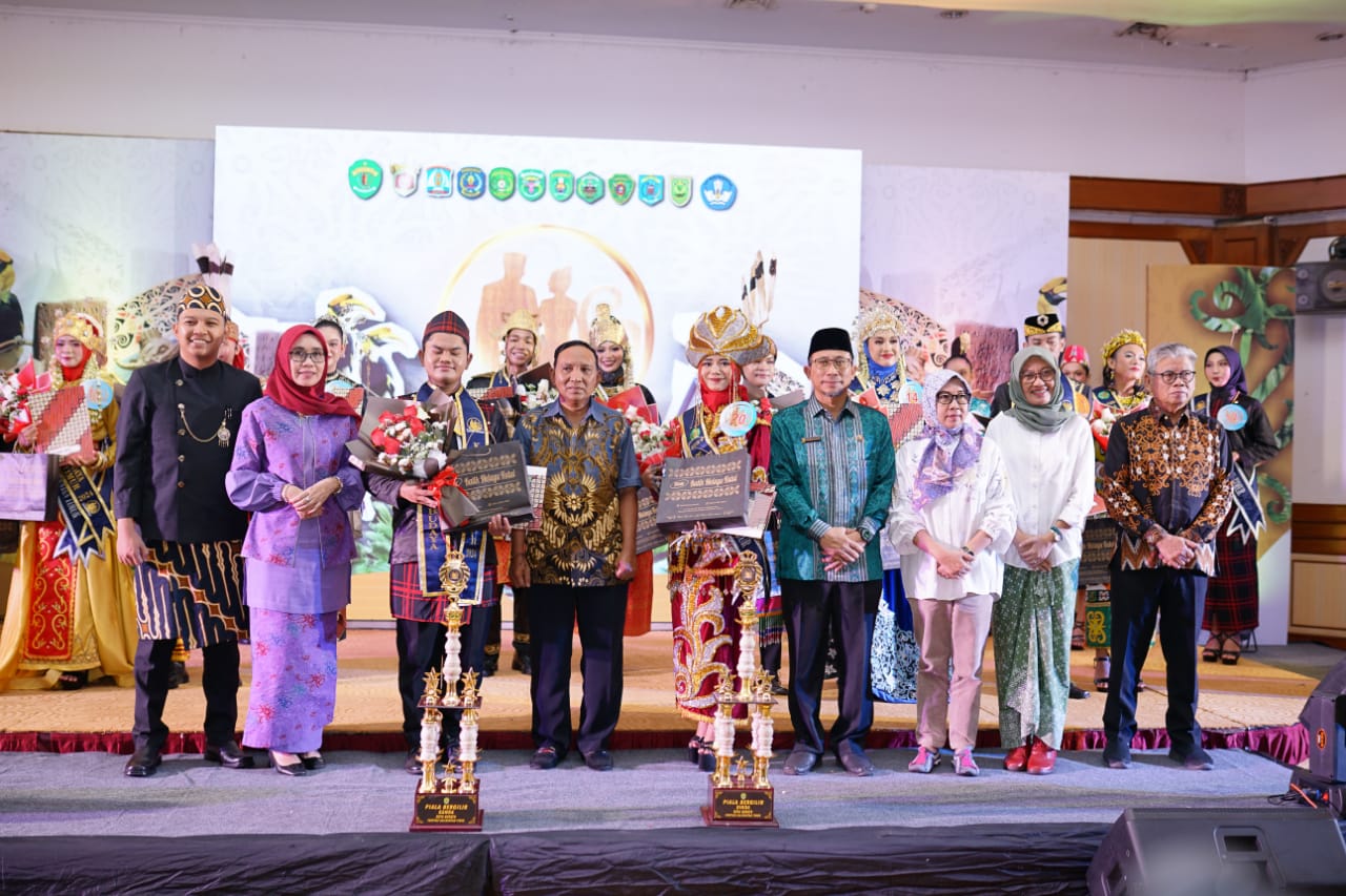 DUKUNG KEBUDAYAAN: Kanda-Dinda Duta Budaya Kaltim bersama para pejabat Kabupaten Kukar dan Disdikbud Kaltim dalam pemberian penghargaan.
