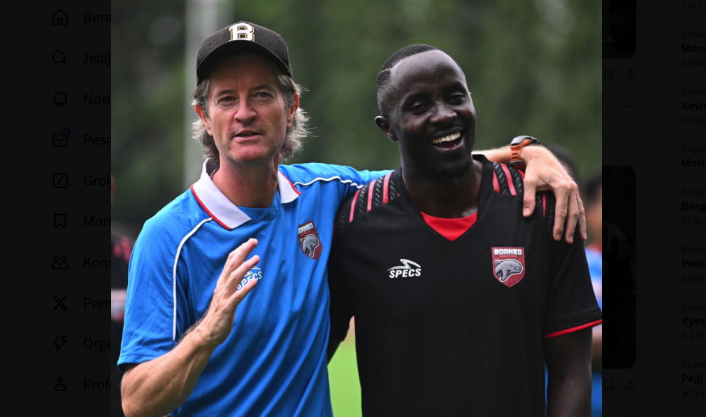 PERKUAT LAPANGAN TENGAH: Christope Nduwarugira (kanan) bersama pelatih Pieter Huistra. (Foto: Borneo FC Media)