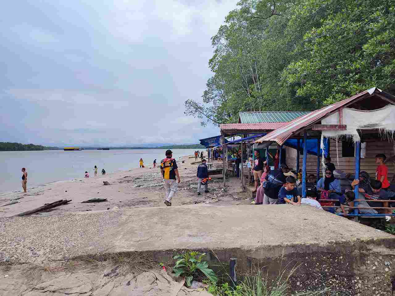 WISATA PANTAI: Pantai Pasir Putih di Desa Pasir Mayang, Kecamatan Kuaro, salah satu pilihan wisata yang ramai di Kabupaten Paser. (Foto: Najib/KP)