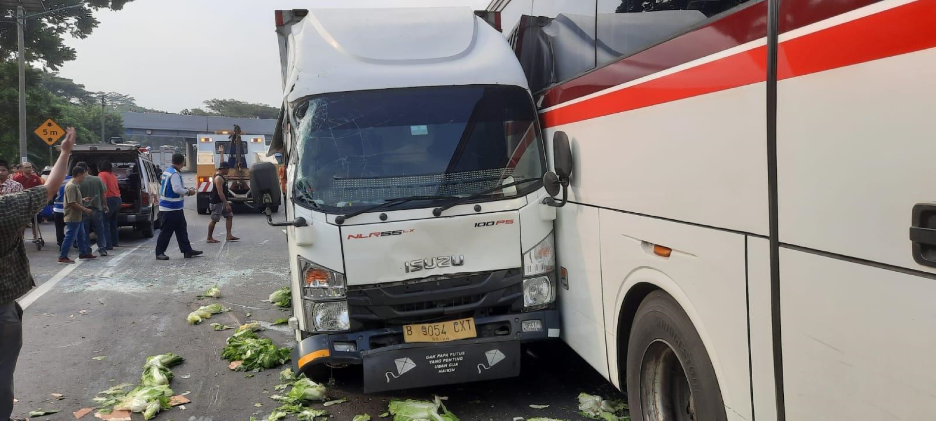 Bus Primajasa dan kendaraan lain yang terlibat dalam kecelakaan beruntun di Tol Cipularang.
