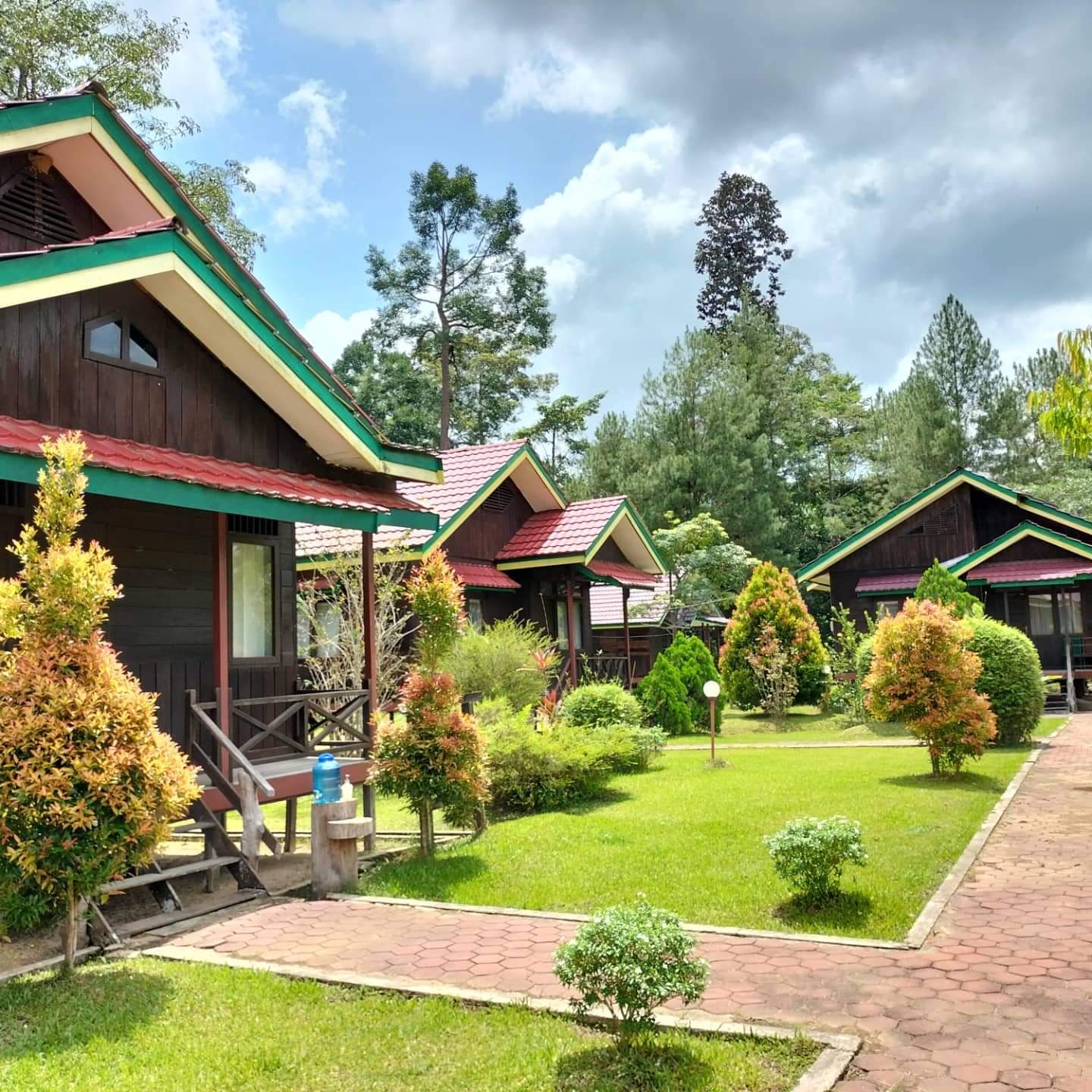 Fasilitas penginapan di objek wisata alam Bukit Bangkirai.
