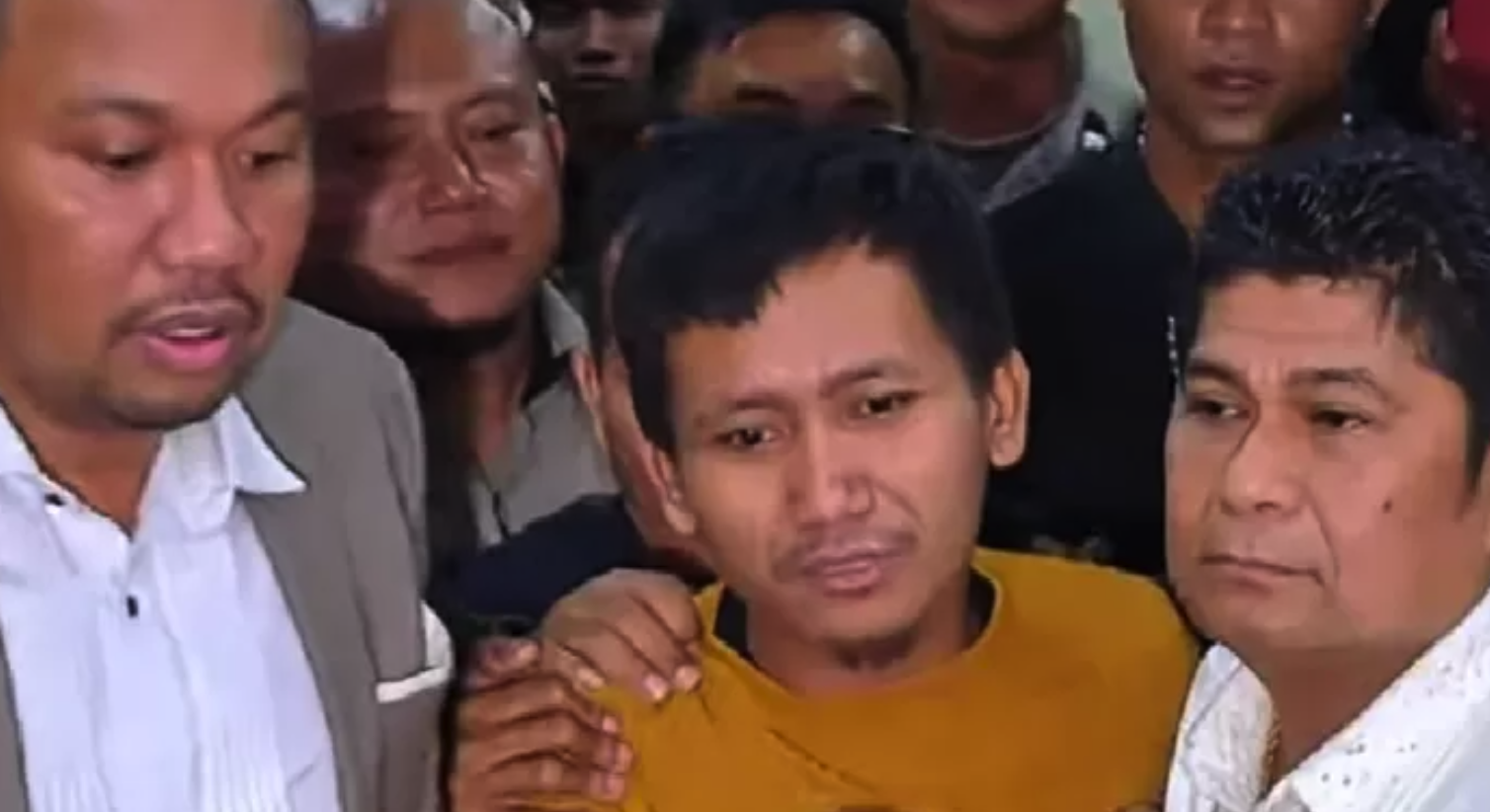 MENANG: Hakim Pengadilan Negeri Bandung Eman Sulaeman memutuskan agar Pegi Setiawan (tengah) dibebaskan dari penjara.