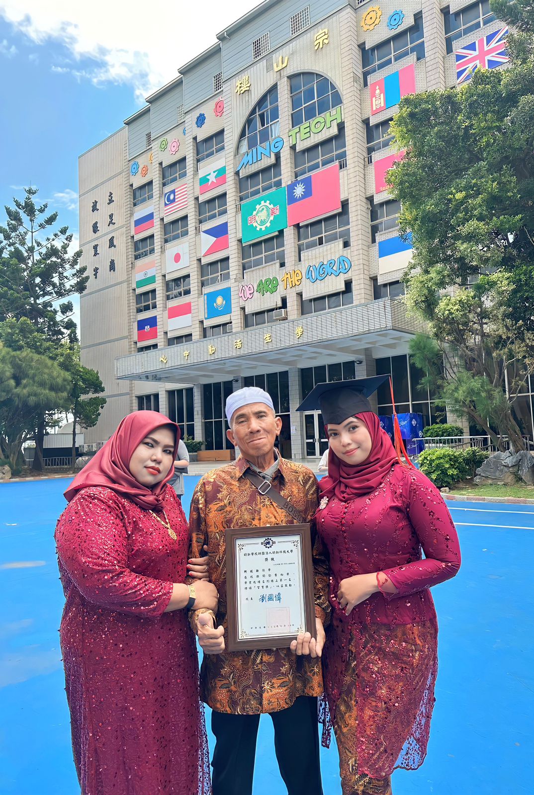 HARUS BERGUNA: Momen kelulusan Anis Sulalah di Mingshin University Science Technology 2023 lalu, dan kini menghadirkan hal baru tentang dunia teknik sipil lewat platform yang dibuatnya.