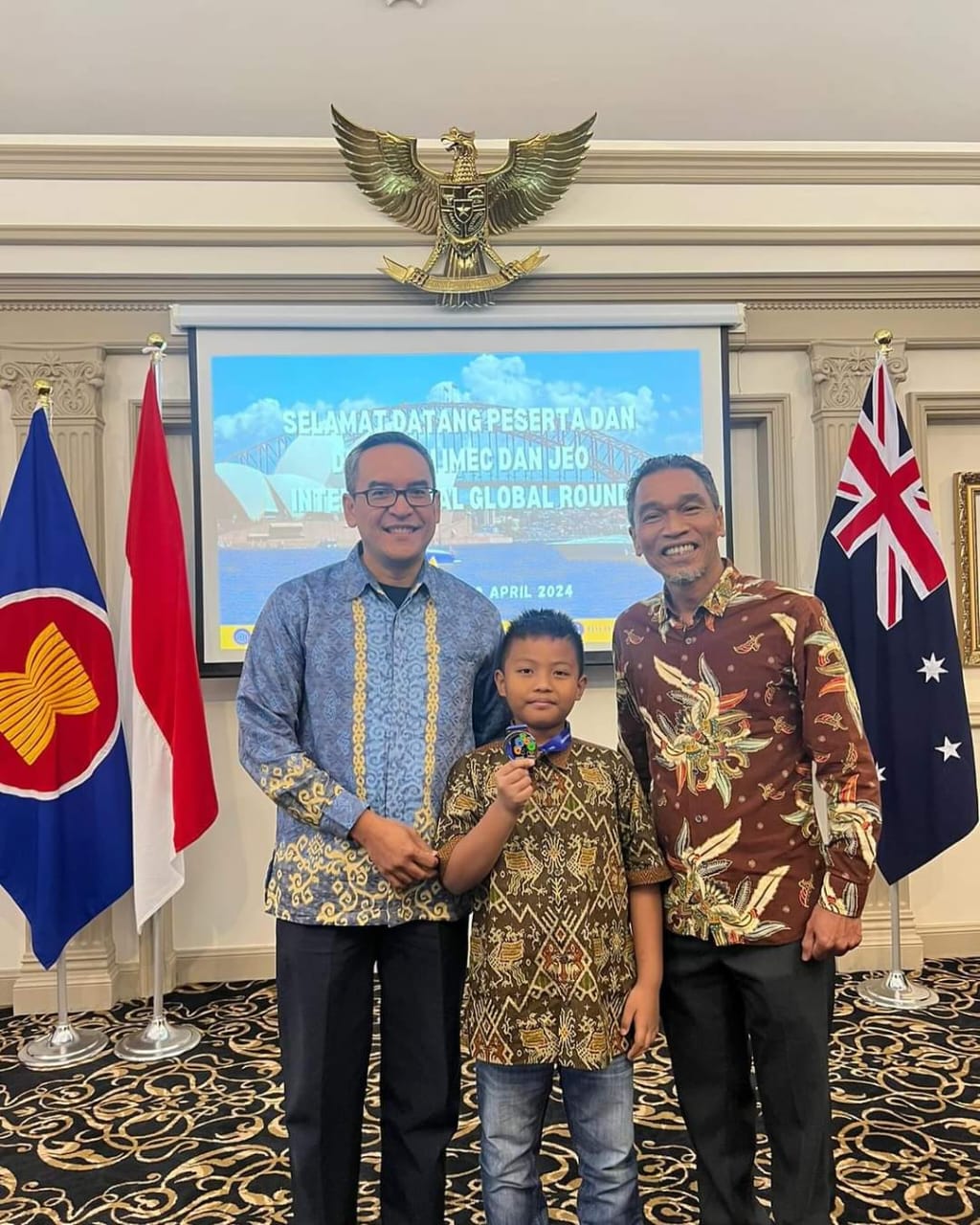 BERPRESTASI: Muhammad Gibran Alfarizki diapit pihak Atase Pendidikan dan Kebudayaan (Atdikbud) KBRI Canberra dan Fungsi Pensosbud KJRI Sydney.  &nbsp;