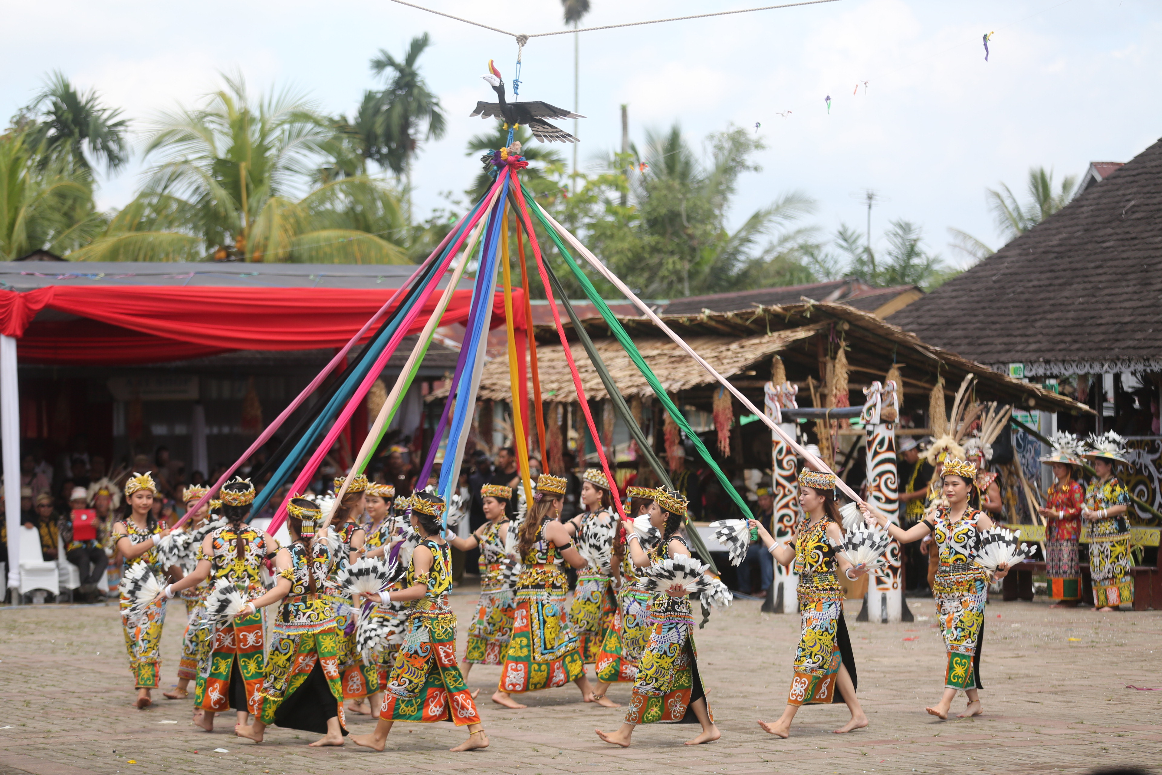 MENINGKAT: Salah satu destinasi yang diminati adalah Desa Budaya Pampang. menawarkan pengalaman kehidupan budaya Dayak Kenyah yang unik. (FOTO: RAMA SIHOTANG)
