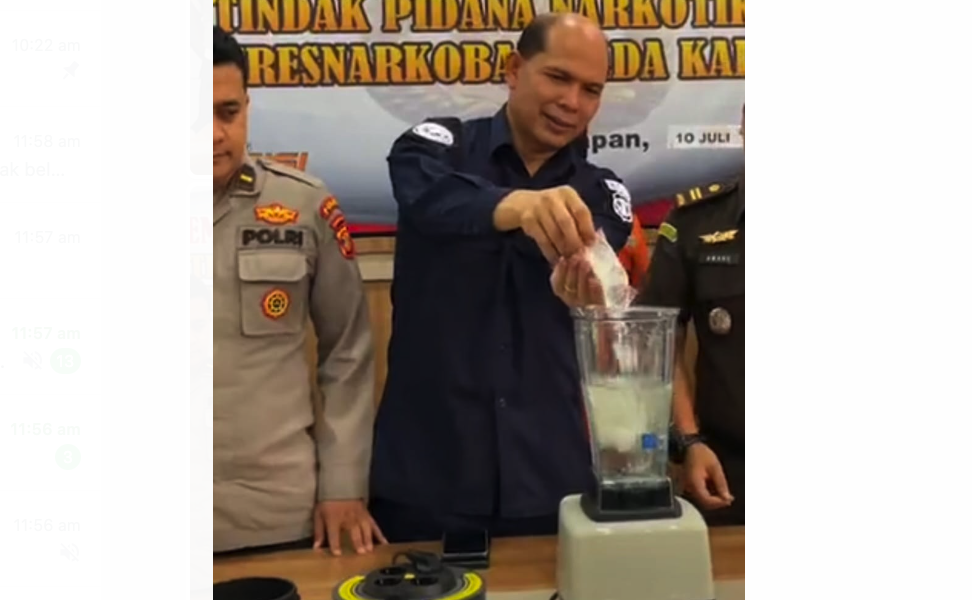 PEMUSNAHAN. Sabu milik tersangka MC dilarutkan ke air untuk dimusnahkan. (foto:ist)