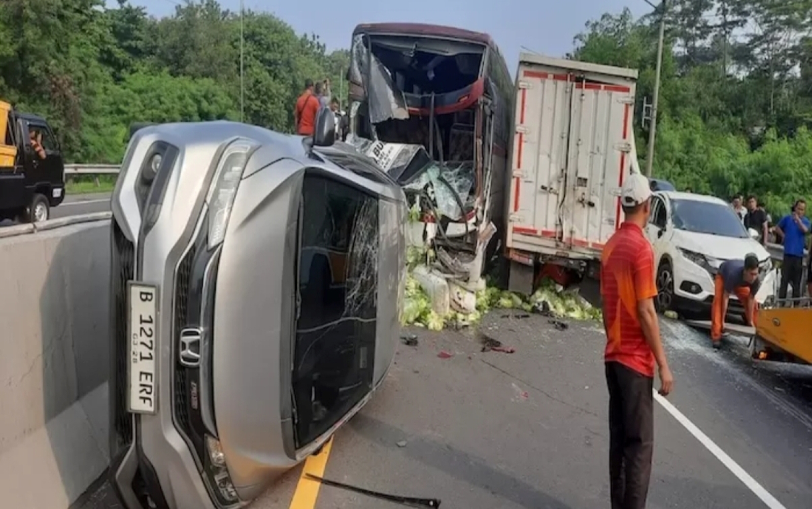 KEMBALI MAKAN KORBAN: Kecelakaan beruntun di Tol Cipularang, Km 85, arah Jakarta, Purwakarta, Jawa Barat, melibatkan satu bus dan 8 mobil, Rabu (10/7).