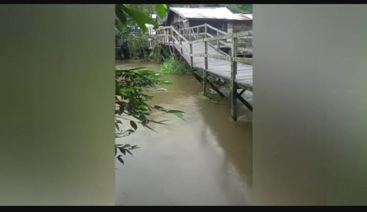 TANDA: Jembatan kayu penghubung warga di Kelurahan Gunung Lingai diperkirakan bakal roboh. (FOTO/IST).