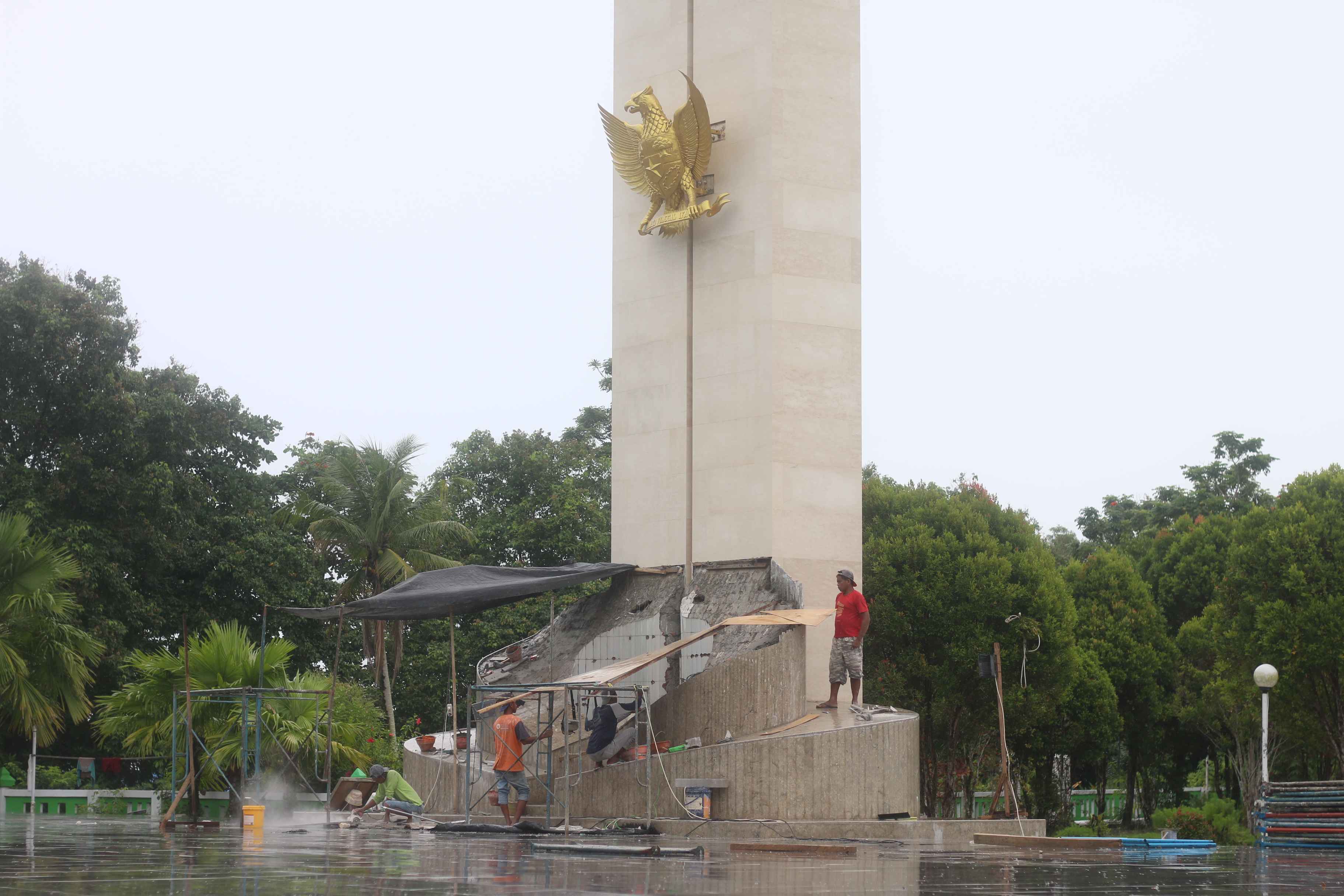 DIPERCANTIK : Sejak awal Juni, Tempat Makam Pahlawan (TMP) Dharma Agung Balikpapan ditata ulang dan diupayakan rampung bulan depan. (Foto: Anggi/KP)