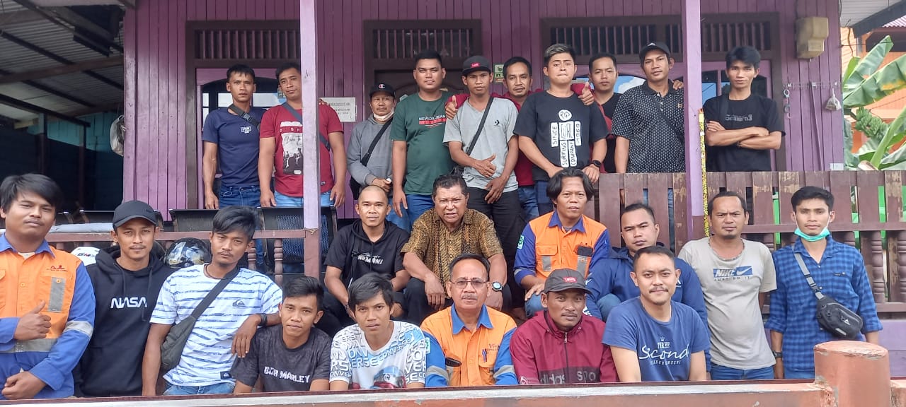 MINTA KEJELASAN: puluhan karyawan ketika mendatangi kantor meminta kejelasan nasib mereka. (FOTO: DOK)