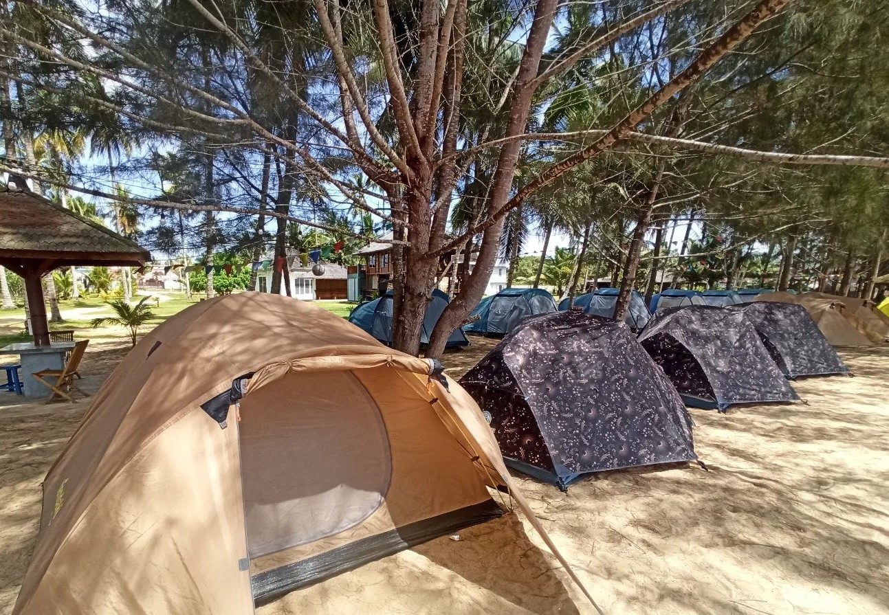 CAMPING: Tenda-tenda glamping ground di Pantai Coconut Beach Samboja.