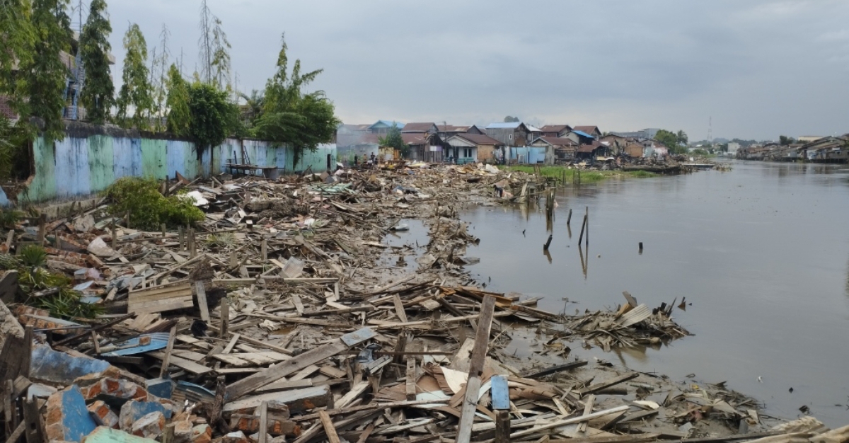 TERKINI: Kondisi bekas pembongkaran bantaran sungai Karang Mumus, belakang Hotel JB kelurahan Sungai Pinang Luar, Jumat (12/7). (FOTO: DENNY SAPUTRA/KP)