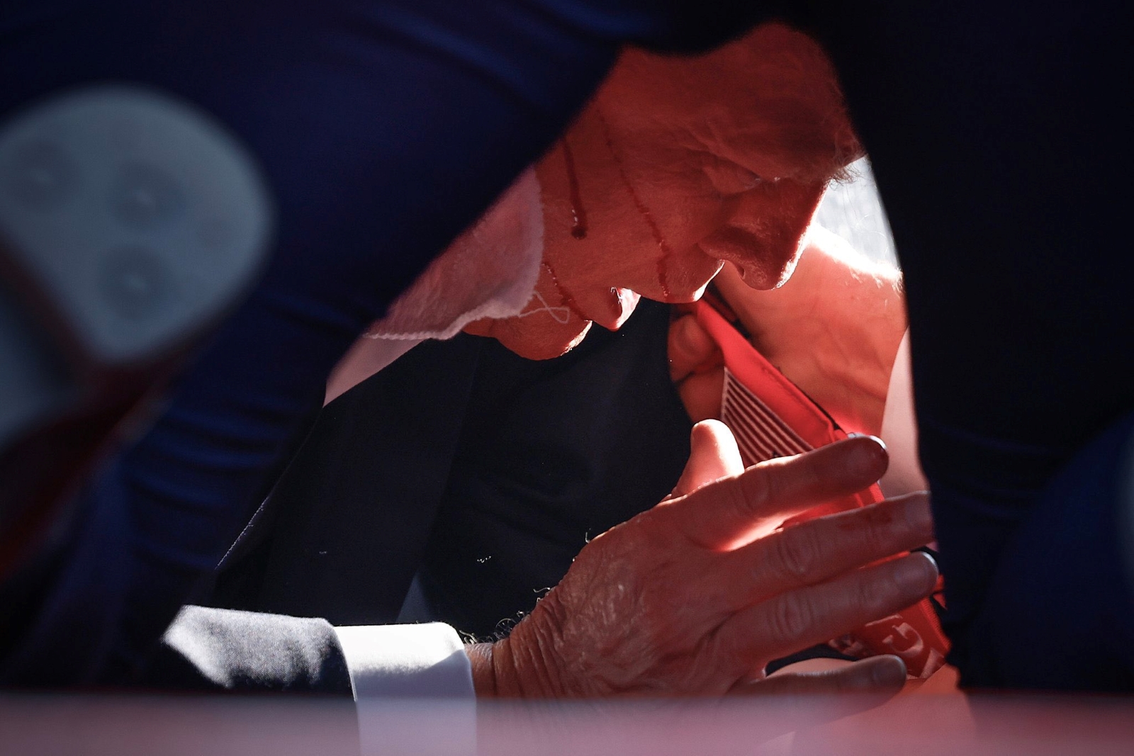 TERTEMBAK: Donald Trump ditembak saat kampanye di Pennsylvania, Sabtu (13/7).