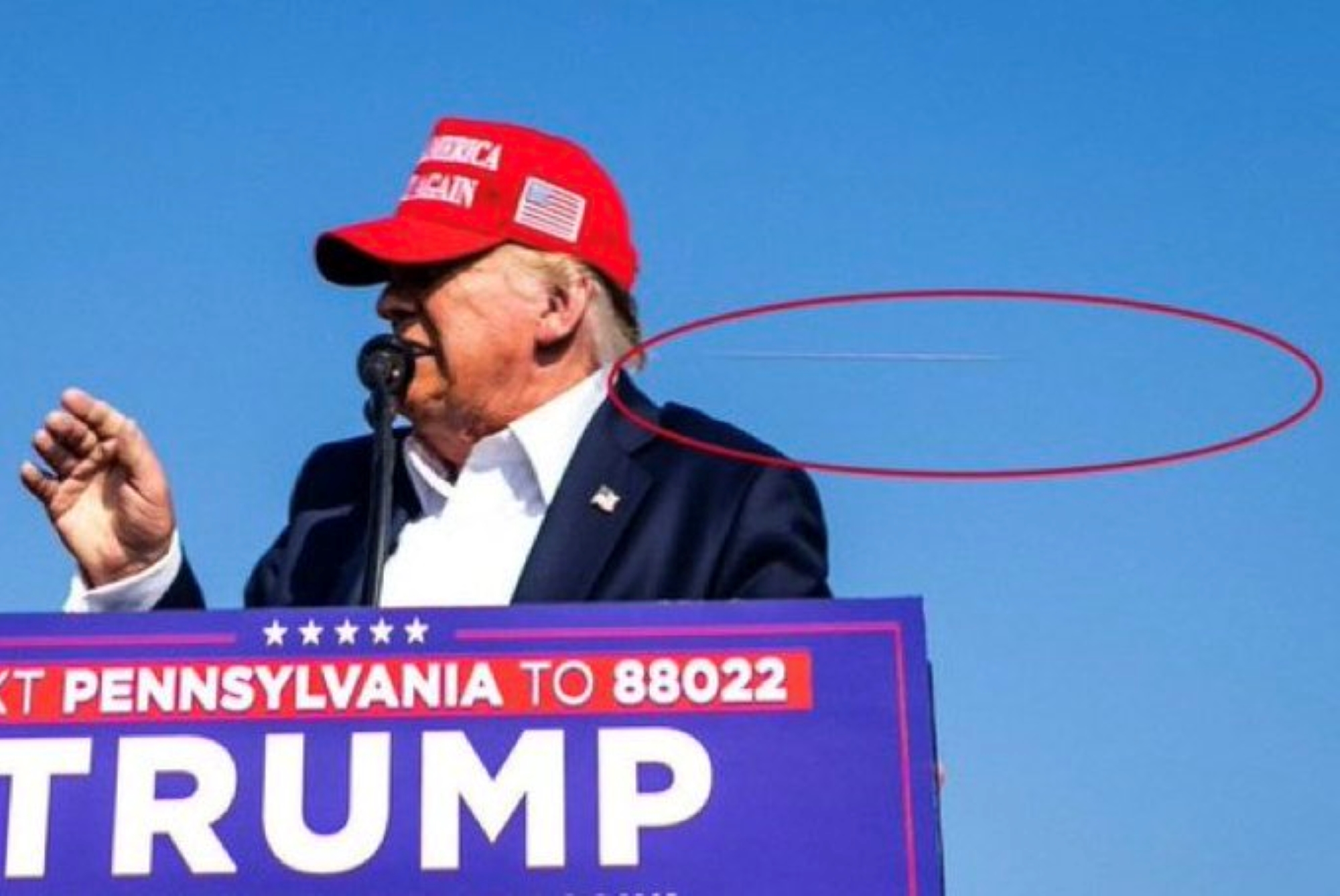 PIDATO: Donald Trump sedang menyampaikan pidato saat peluru Thomas Matthew Crooks mendekati telinga kanannya.
