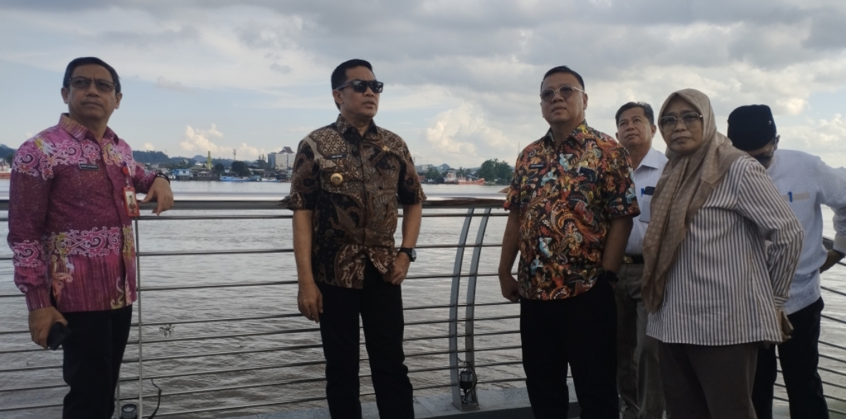 PANTAU LANGSUNG: Walikota Samarinda Andi Harun mengunjungi Teras Samarinda baru-baru ini. Dia berharap proyek tersebut segera dituntaskan agar dampaknya dirasakan masyarakat. (FOTO: KALTIM POST)