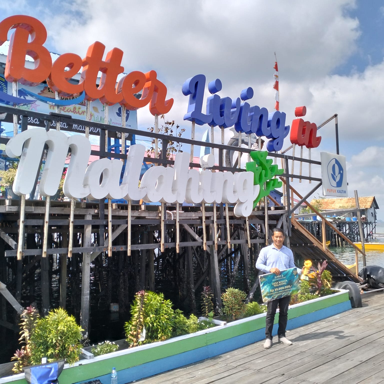 ABADIKAN: Pengunjung bisa mengabadikan momen di obyek wisata menggunakan spot foto yang disediakan.  (FOTO: ADHIEL)
