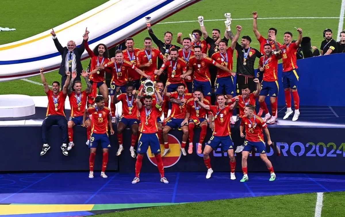 SUKSES: Akhirnya Spanyol mengukir sejarah baru sebagai satu-satunya tim yang telah mengukir 4 gelar juara Piala Eropa. (FOTO: JPG)