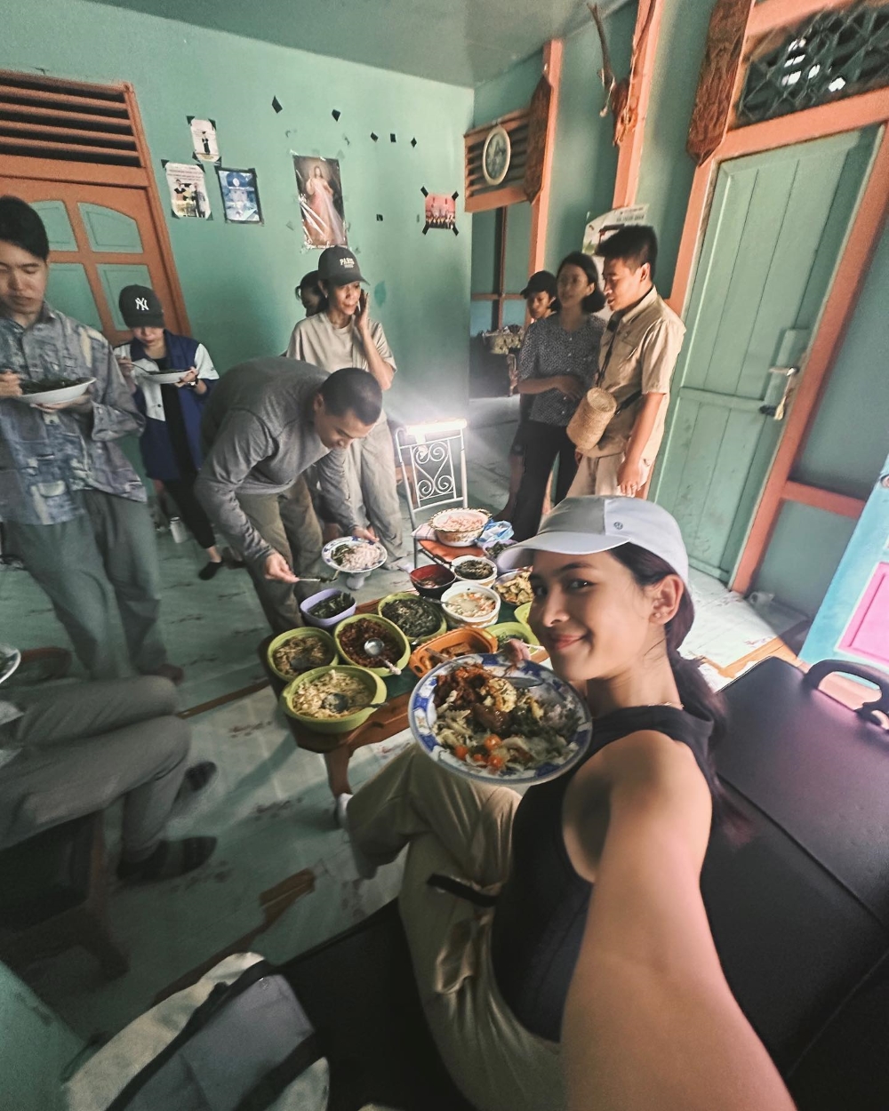 KEBERSAMAAN: Maudy Ayunda bersama tim dan warga Desa Rumbih menyantap masakan khas Kalimantan.
