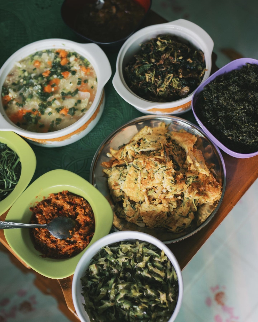 MENU KHAS KALIMANTAN: Buah dan daun singkong yang dipanen Maudy Ayunda diolah menjadi berbagai hidangan khas Kalimantan.