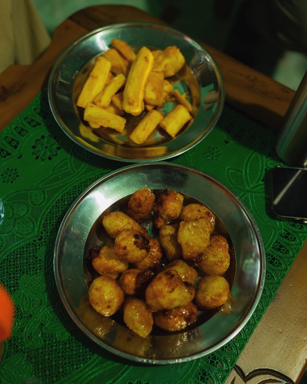 SIAP DISANTAP: Singkong goreng dan singkong manis hasil panen Maudy Ayunda dan tim.