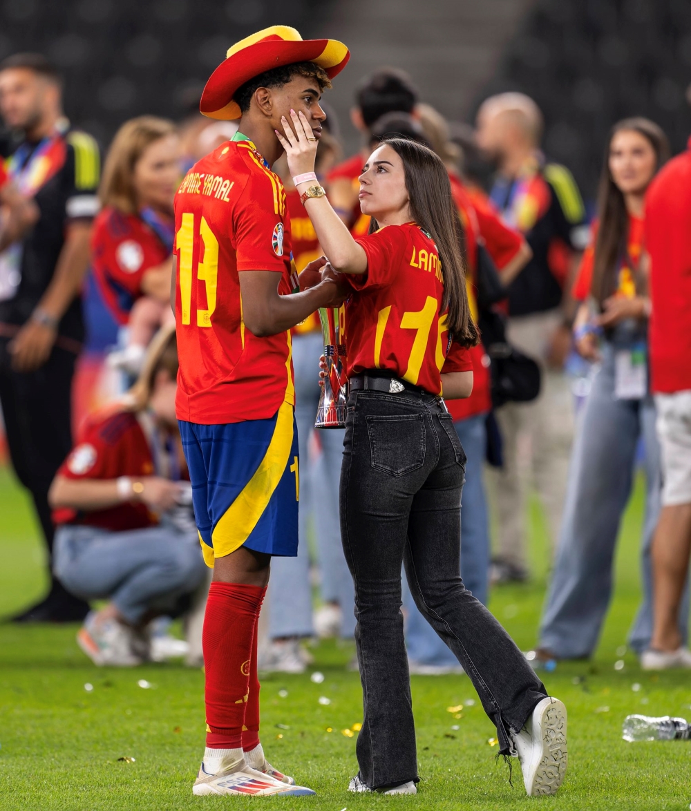 Kemesraan Lamine Yamal dan Alex Padilla di tengah lapangan pada perayaan Euro 2024.