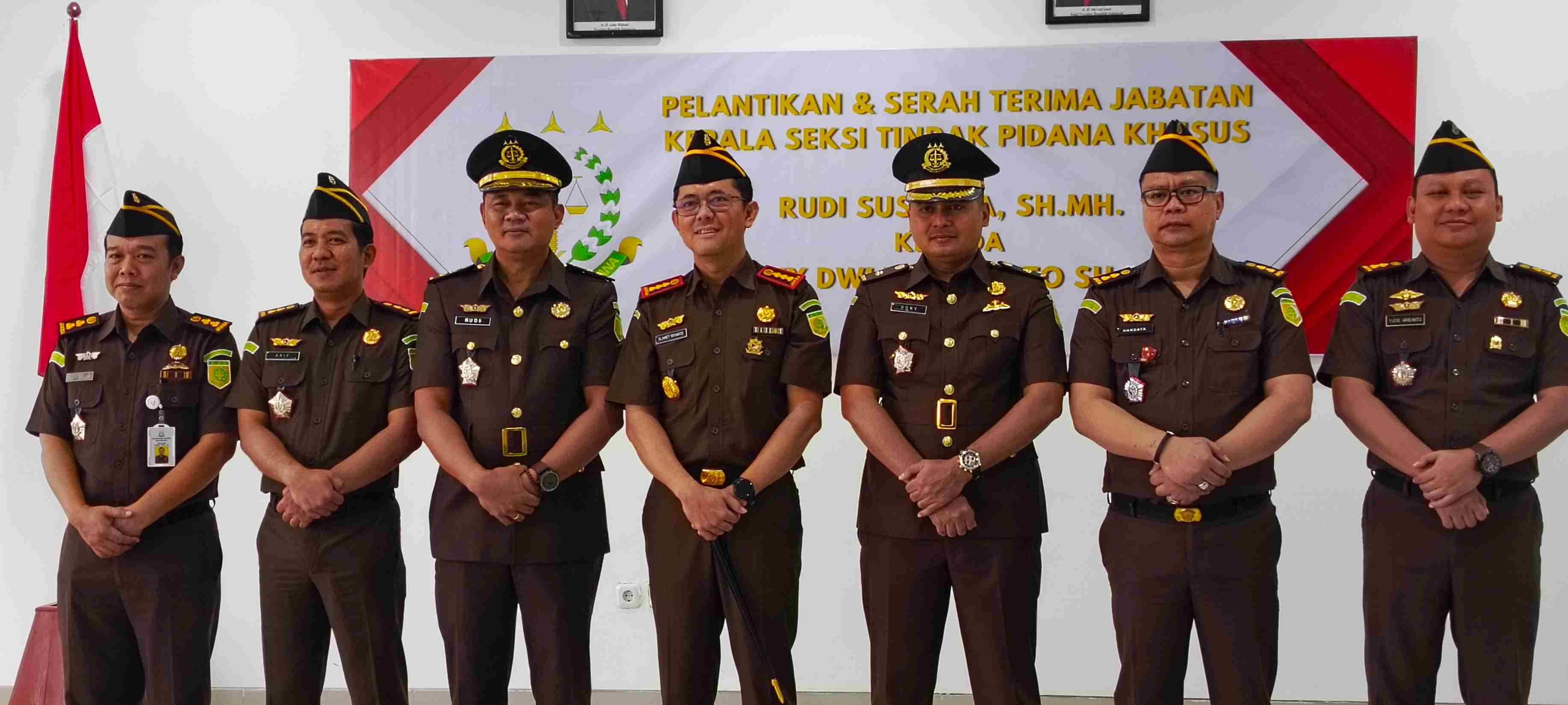 DARI SEBERANG : Dony Dwi Wijayanto (tiga dari kanan) resmi menjabat Kasi Pidsus Kejari Balikpapan. (Foto: Rikip)