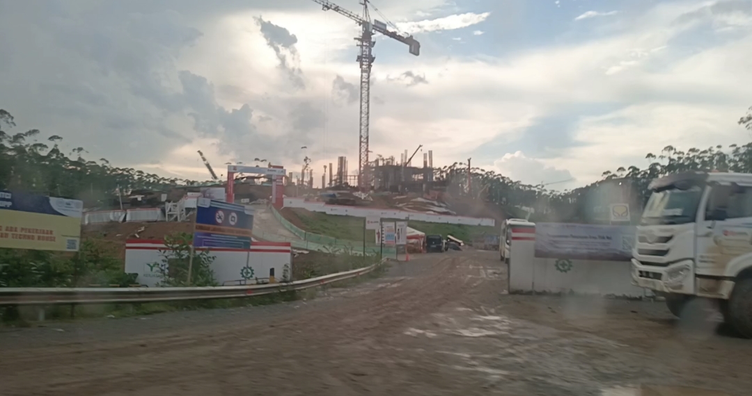 DIHAMBAT HUJAN : Kawasan pembangunan IKN di Kecamatan Sepaku, Kabupaten Penajam Paser Utara (PPU) setelah diguyur hujan deras beberapa waktu lalu.  (Foto: Rikip)