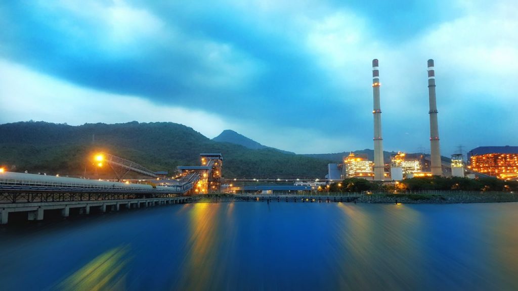 Unit Pembangkit Paiton, Jawa Timur dengan kapasitas terpasang 800 MW, mengandalkan sumber energi batu bara. (plnnusantarapower.co.id)