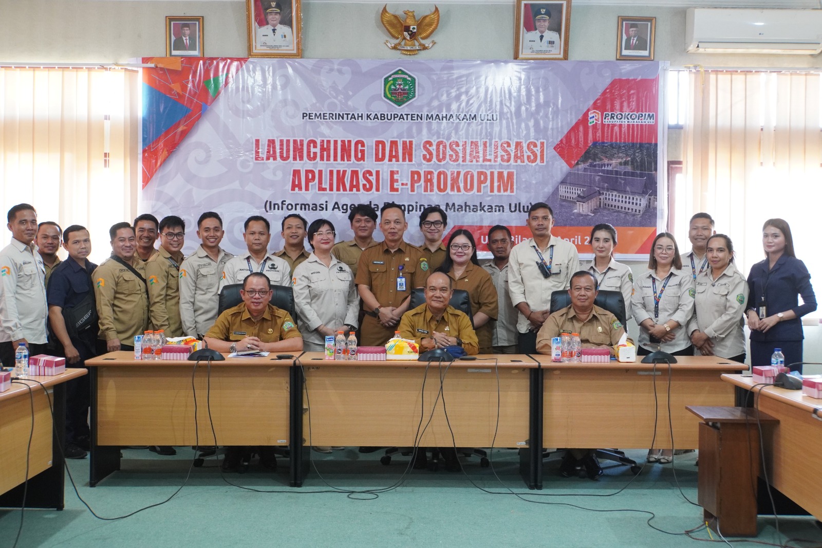 IMPLEMENTASI: Christianus Arie Dedy Bang (tengah berdiri)  bersama Wakil Bupati Yohanes Avun (duduk tengah) dan seluruh staff Prokopim  usai peluncuran E Prokopim, beberapa waktu lalu. (FOTO: IST)