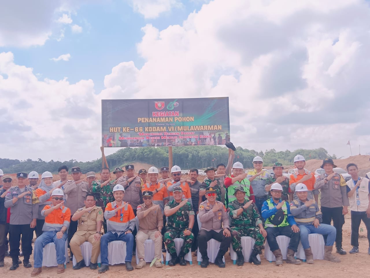 BERSINERGI: Letkol Czi Damai Adi Setiawan (tengah duduk) bersama tamu undangan dan manajemen PT BSSR di sela-sela penanaman pohon di site PT BBSR di Desa Batuah, Kukar, Senin (15/7). (Foto: Akbar/KP)