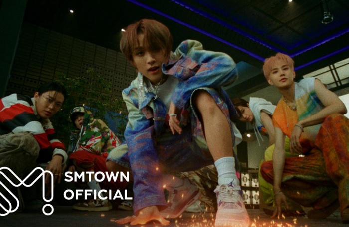 Tangkapan layar NCT 127 yang comeback tanpa kehadiran sang leader. Album "WALK" ini menandai comeback pertama NCT 127 sejak perilisan single musim dingin.