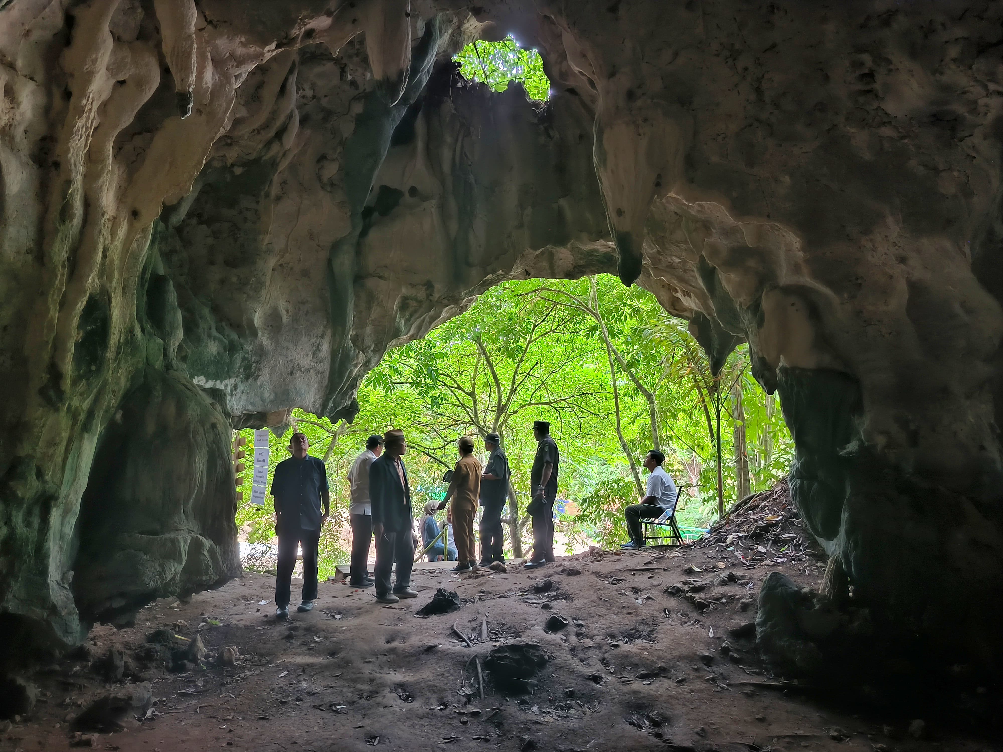 GUA: Pengunjung saat memasuki Objek Wisata Gua Tapak Raja di Desa Wonosari, Kecamatan Sepaku, PPU,  atau kawasan IKN. (FOTO: IST)