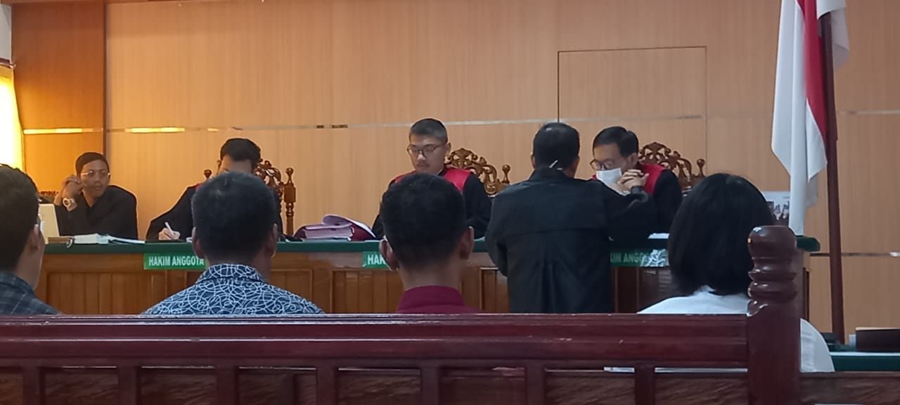 SAKSI: Penasihat hukum terdakwa, Syaiful Anwar saat memperlihatkan dan menjelaskan bukti -bukti kepada Majelis Hakim. (FOTO: SUNARDI/KP)