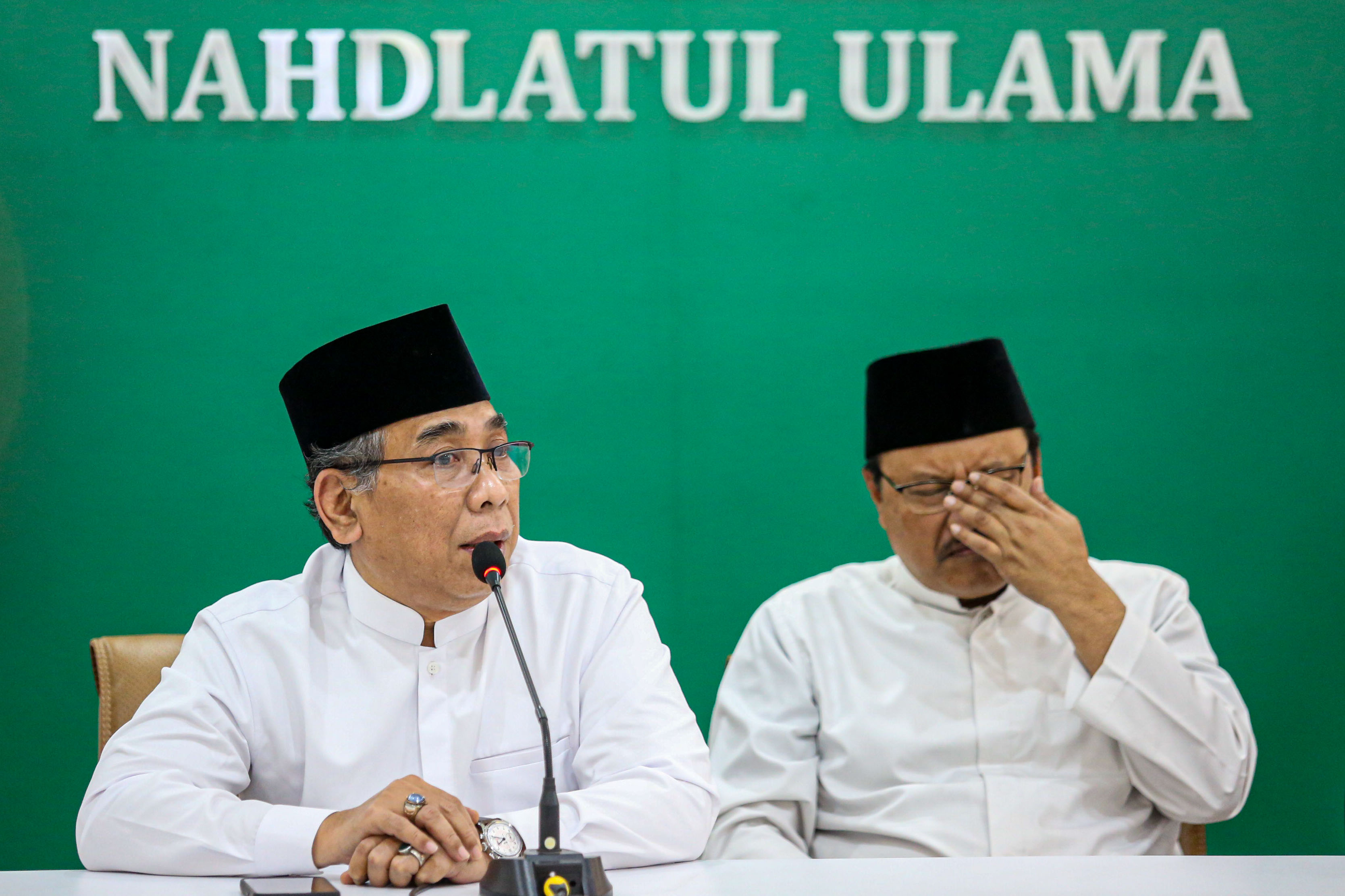 MINTA MAAF: Yahya Cholil Staquf (kiri) didampingi Sekjen Saifullah Yusuf (kanan) saat menyampaikan permintaan maaf atas pertemuan lima warga NU dengan Presiden Israel Isaac Herzog. (FOTO:JAWA POS)
