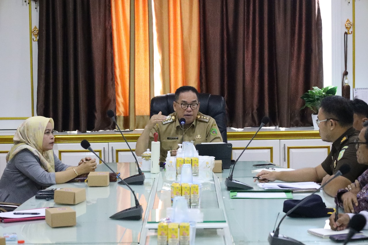 DISKUSI: Pj Bupati PPU Makmur Marbun bersama pihak terkait pelabuhan speedboad dan klotok Penajam berdiskusi terkait rencana pembangunan Pelabuhan yang dihelat di Kantor Bupati PPU.